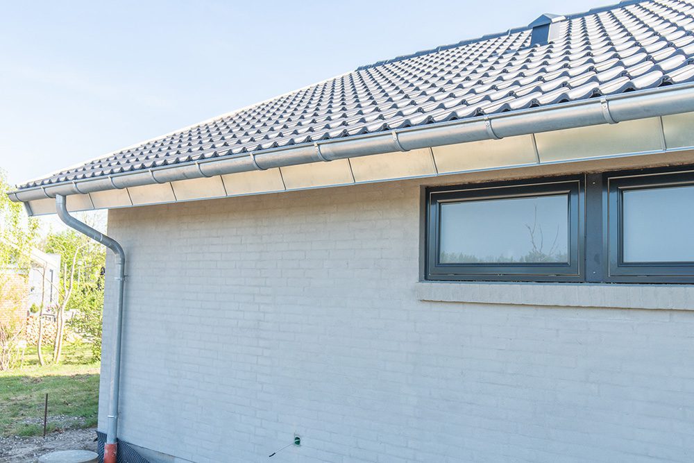 Sternbeklædning med blank zink, ligesom tagrende.