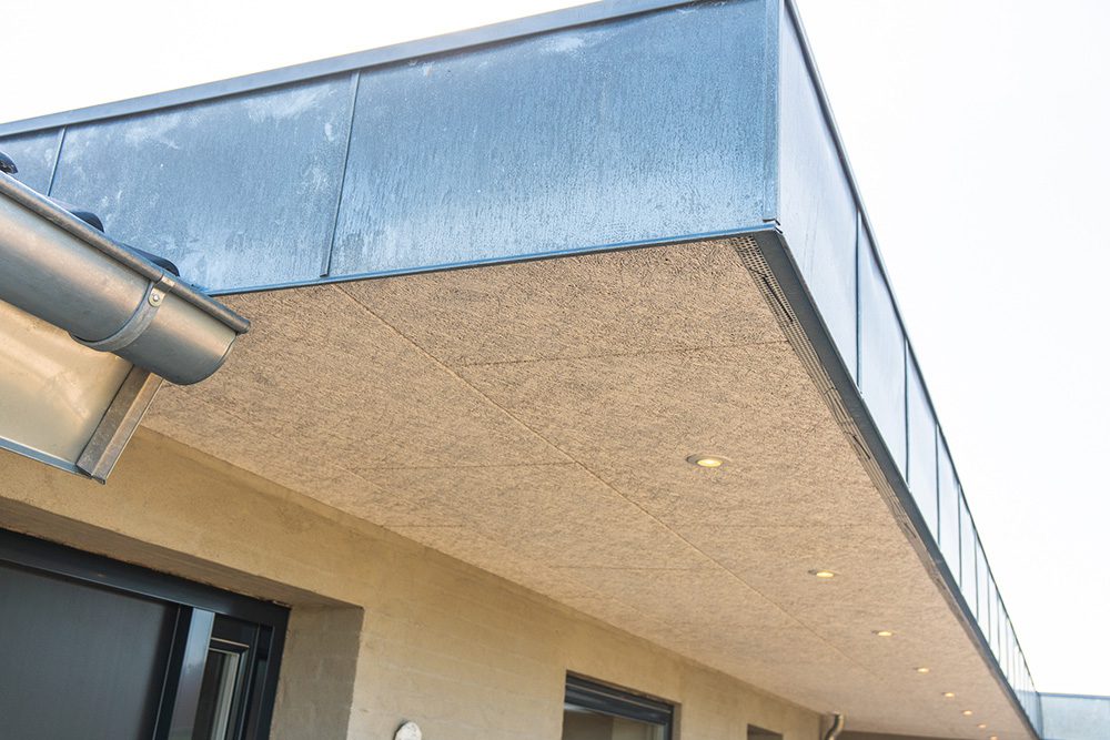 Stern på fladt tag der er beklædt med blank zink. Sternen har et stort udhæng