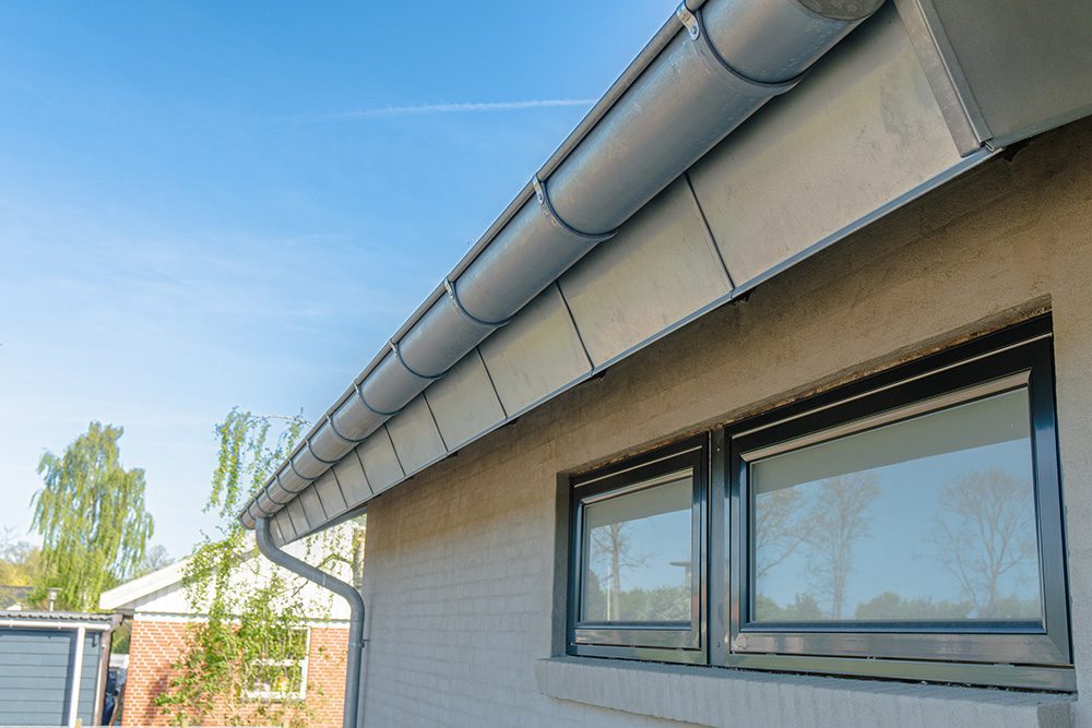 Sternbeklædning i zink. Kan fås som sort alu stern, eller hvad der nu passer til sternen